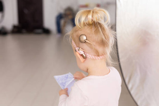 Comment choisir un maintien compatible avec votre implant cochléaire.